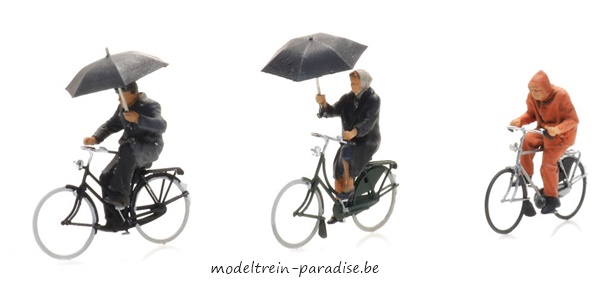 5870016 ... Fietsers in de regen