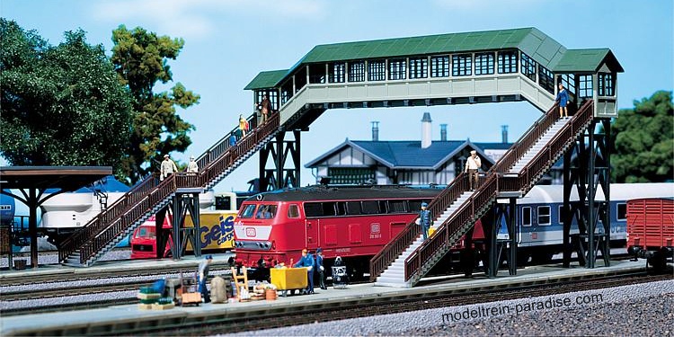 120198 ... Uberdachte Fussgangerbrucke