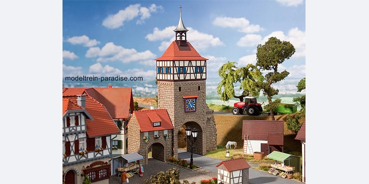 130406 ... City gate with gatehouse