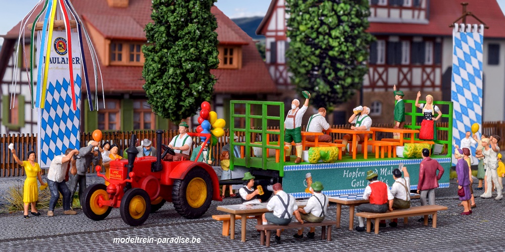 12226 ... Tractor met feestwagen en 6 figuren