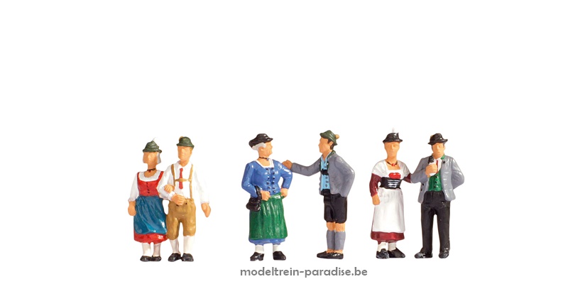 15578 ... 6 Figuren in traditionele kleren